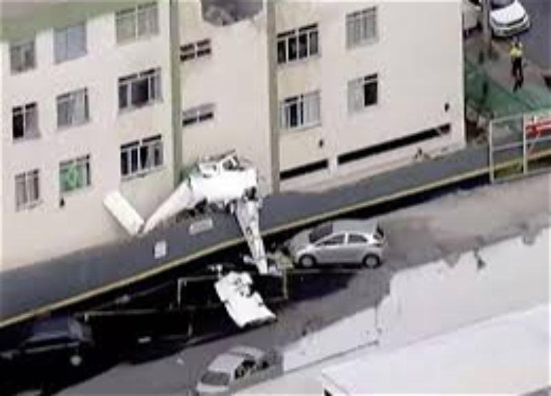 Самолёт врезался в жилой дом в Бразилии сразу после взлёта - ВИДЕО