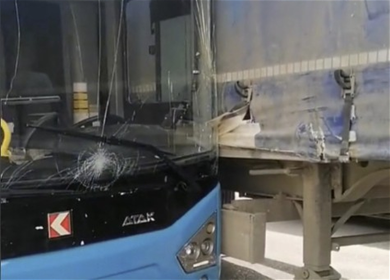 В Баку автобус зажало при попытке обогнать фуру - ВИДЕО