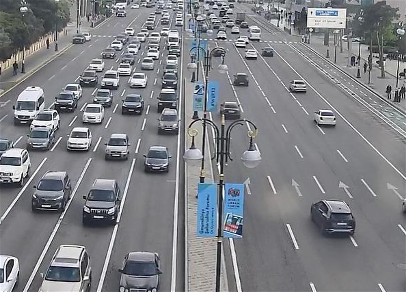 На ряде улиц и проспектов Баку затруднено движение транспорта - ФОТО - СПИСОК
