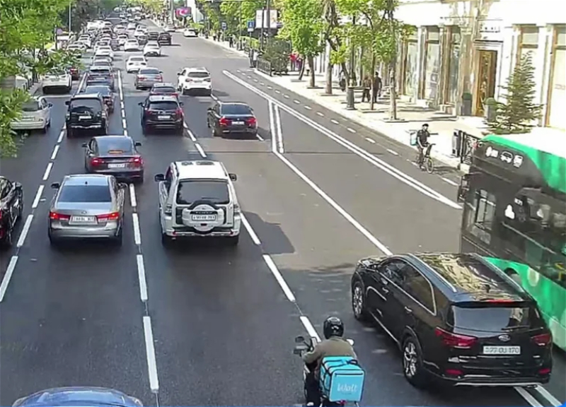 На улице Рашида Бейбутова в Баку организуют полосу микромобильности