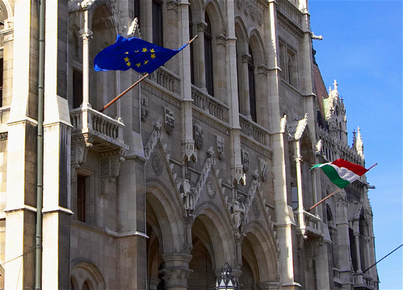 На здание парламента Венгрии вернули флаг Евросоюза впервые за 12 лет - ВИДЕО