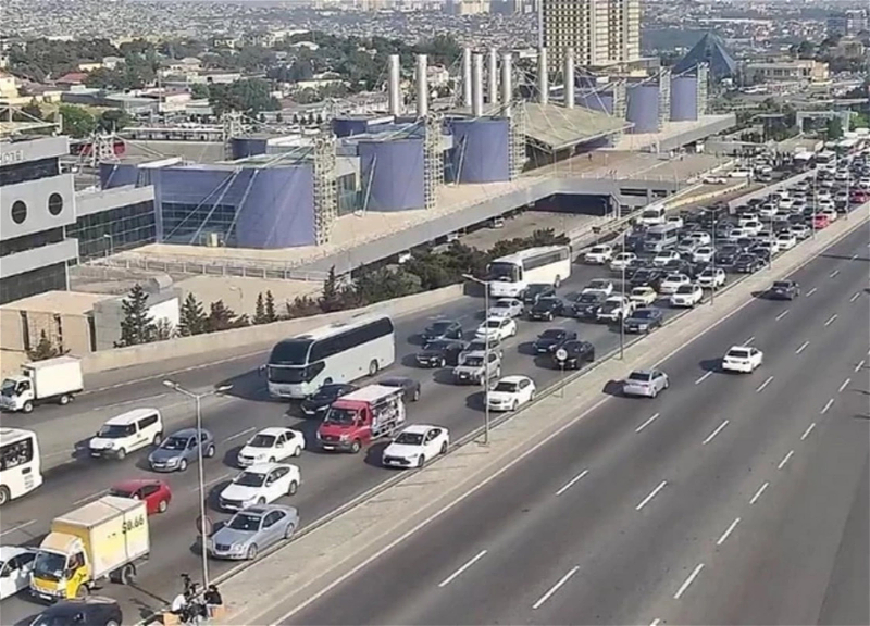 На ряде улиц и проспектов Баку затруднено движение транспорта - СПИСОК