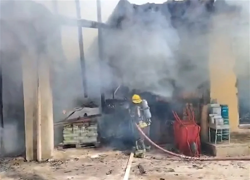 Fire breaks out in building materials store in Bina settlement - video
