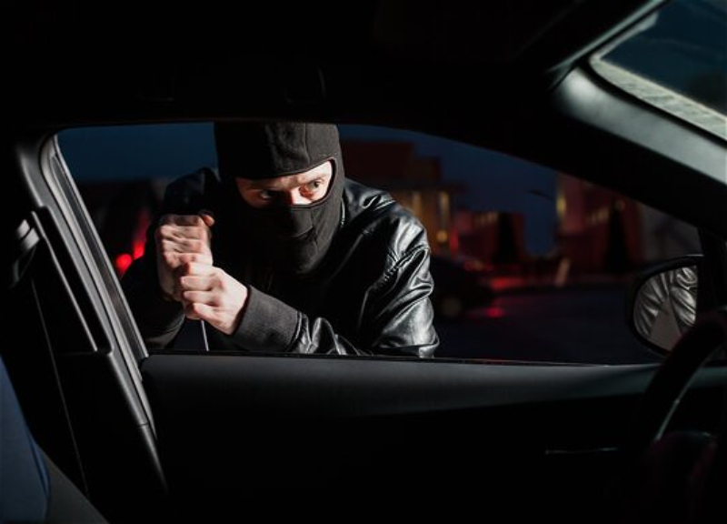 В Баку из автомобиля украли телефоны на 2500 манатов