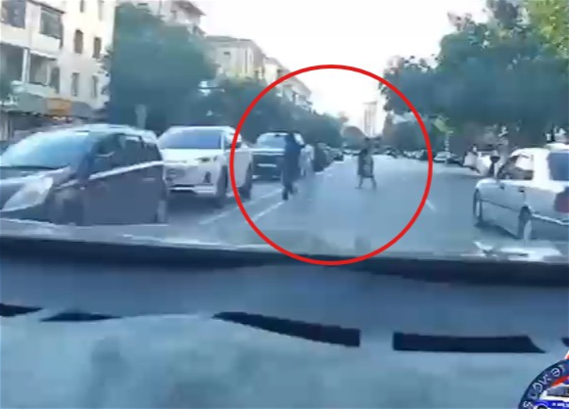 Дорожная полиция показала кадры, как невнимательность пешеходов приводит к тяжёлым последствиям - ВИДЕО