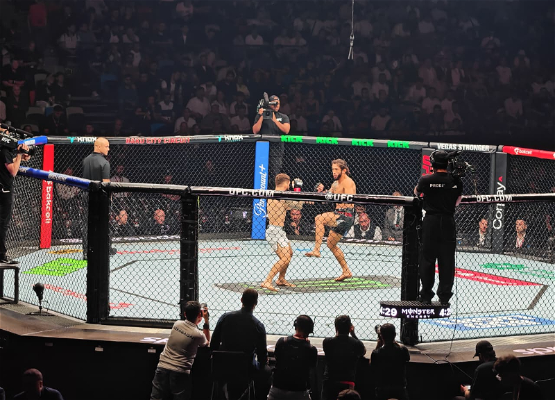 Австралиец Каан Офли одержал досрочную победу на турнире UFC в Баку